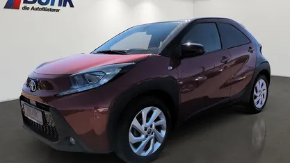 Gebraucht Toyota Aygo X Design 72 PS (52 kW) 2022 Chili red (3u4)/ black mica (209) SUV