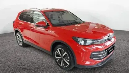 Gebraucht VW Tiguan Elegance 150 PS (110 kW) 2024 Persimmon red metallic SUV