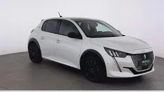 Weiß (metallic) Gebraucht 2021 Peugeot e-208 GT Kleinwagen | 17.590 € (Fairer Preis)