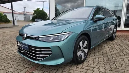 Grün Gebraucht 2024 VW Passat Elegance Kombi | 39.900 € (Superpreis)