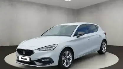 Używany Seat Leon FR 150 KM (110 kW) 2020 Biały Sedan/Limuzyna