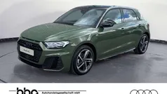 Distriktgrün metallic Neu 2025 Audi A1 Sportback S-Line Kleinwagen | 31.670 € (Fairer Preis)