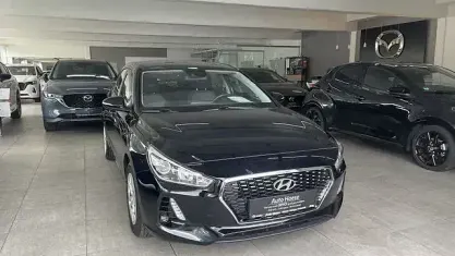 Gebraucht Hyundai i30 Select 101 PS (74 kW) 2018 Schwarz Kombi