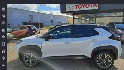 Gebraucht Toyota Yaris Cross Elegant 116 PS (85 kW) 2023 Platinumweiß perleffekt SUV