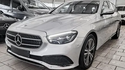 Gebraucht Mercedes E400 Avantgarde 330 PS (242 kW) 2022 Metalliclack hightechsilber Kombi