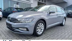 Grau Gebraucht 2023 VW Passat Business Kombi | 27.770 € (Fairer Preis)