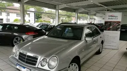 Brugt Mercedes E200 136 HK (100 kW) 1995 Sølv Sedan