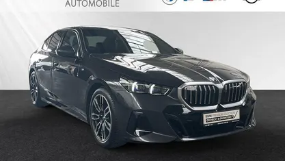 Gebraucht BMW 520 M Sport 197 PS (144 kW) 2024 Sophistograu brillanteffekt metallic Limousine