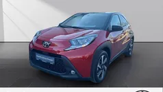 3u4)/ black mica (209) (rot Gebraucht 2024 Toyota Aygo Team Kleinwagen | 15.390 € (Fairer Preis)