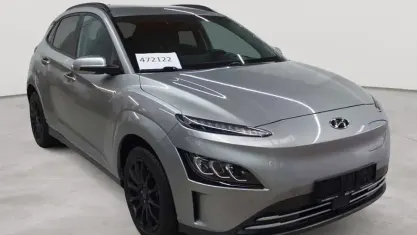 Gebraucht Hyundai Kona Trend 150 kW (204 PS) 2022 Shimmering silver SUV