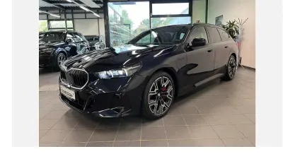 Gebraucht BMW 550e M Sport 313 PS (230 kW) 2025 Schwarz Kombi
