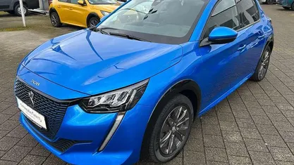 Vertigo blau Gebraucht 2021 Peugeot e-208 Allure Kleinwagen | 14.900 € (Fairer Preis)