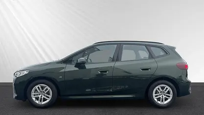 Gebraucht BMW 218 Active Tourer M Sport 136 PS (100 kW) 2025 Sanremo green metallic (gruen) Van / Kleinbus