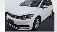 Weiß (pure white) Gebraucht 2024 VW Touran Comfortline Van / Kleinbus | 33.440 € (Fairer Preis)