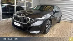 Saphirschwarz metallic Gebraucht 2024 BMW 520 Basis Kombi | 49.949 € (Fairer Preis)
