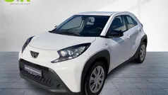 Schneeweiß Gebraucht 2022 Toyota Aygo X-play Kleinwagen | 14.490 € (Fairer Preis)