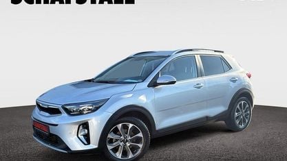 Gebraucht Kia Stonic Spirit 120 PS (88 kW) 2022 Silber (silky silver) SUV