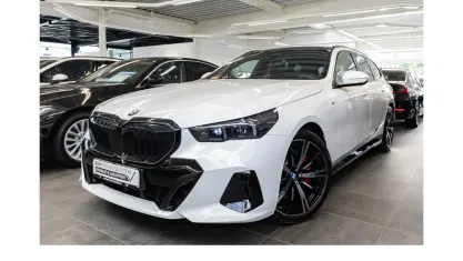 Gebraucht BMW 520 M Sport 197 PS (144 kW) 2024 Alpinweiß uni Kombi