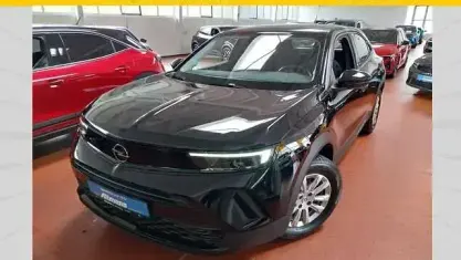 Gebraucht Opel Mokka Enjoy 131 PS (96 kW) 2024 Lackierung schwarz perla nera/ SUV