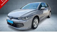 Mondsteingrau Gebraucht 2024 VW Golf VIII Life Limousine | 26.470 € (Fairer Preis)