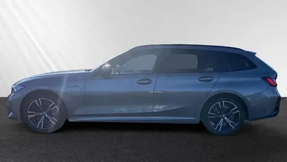 Gebraucht BMW 330e M Sport 292 PS (214 kW) 2024 Skyscraper grau metallic Kombi