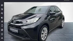 Mysticschwarz mica (schwarz) Gebraucht 2024 Toyota Aygo Business Edition Kleinwagen | 15.980 € (Fairer Preis)