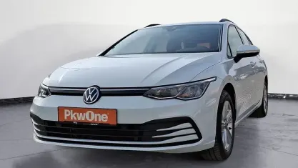 Używany VW Golf VIII Life 110 KM (80 kW) 2022 Biały Sedan/Limuzyna