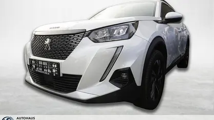 Weiss Gebraucht 2023 Peugeot 2008 Allure SUV | 20.885 € (Fairer Preis)