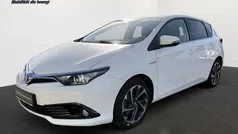 Weiß Gebraucht 2015 Toyota Auris Hybrid Basis Limousine | 14.690 € (Guter Preis)