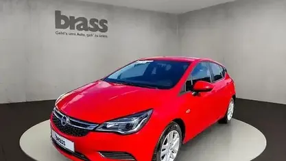 Gebraucht Opel Astra Edition 101 PS (74 kW) 2018 Lava rot (brillant) Limousine