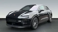 Tiefschwarzmetallic Gebraucht 2024 Porsche Macan SUV | 81.851 €