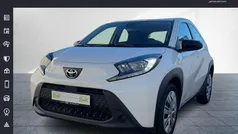 Schneeweiß Gebraucht 2023 Toyota Aygo X-play Kleinwagen | 13.340 € (Fairer Preis)