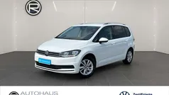 Weiß Gebraucht 2024 VW Touran Comfortline Van / Kleinbus | 34.970 € (Fairer Preis)