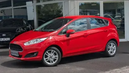 Gebraucht Ford Fiesta Celebration 80 PS (58 kW) 2017 Rot, race red Kleinwagen