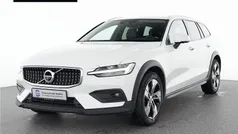 Weiß Gebraucht 2022 Volvo V60 CC Pro Kombi | 30.990 € (Guter Preis)