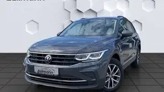 Grau Gebraucht 2023 VW Tiguan Life SUV | 29.833 € (Guter Preis)