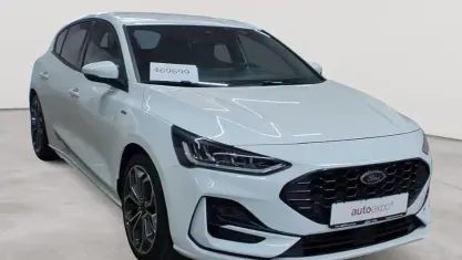 Gebraucht Ford Focus ST-Line X 155 PS (114 kW) 2023 Frozen white Limousine