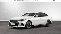 Mineralweiß metallic Gebraucht 2024 BMW 520 M Sport Limousine | 52.777 € (Superpreis)