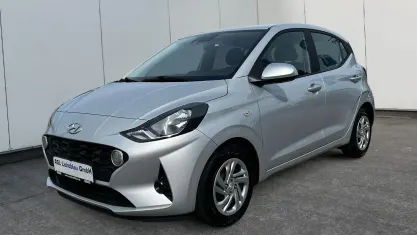 Gebraucht Hyundai i10 Select 67 PS (49 kW) 2022 Sleek silver Kleinwagen