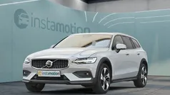 Grau Gebraucht 2023 Volvo V60 CC Plus Kombi | 42.290 € (Fairer Preis)