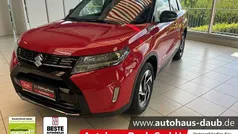 Bright red / cosmic black pearl metallic Neu 2025 Suzuki Vitara Comfort+ SUV | 26.240 € (Fairer Preis)