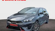 Grau ((h8g) pentametal met.) Gebraucht 2023 Kia Ceed GT Limousine | 28.979 € (Fairer Preis)
