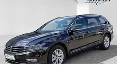 Deep black perleffekt (metallic) Gebraucht 2023 VW Passat Business Kombi | 27.290 € (Fairer Preis)