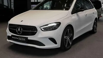 Gebraucht Mercedes B180 Night 116 PS (85 kW) 2025 Unilack polarweiß Van / Kleinbus