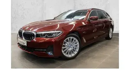 Gebraucht BMW 530e Sport Line 292 PS (214 kW) 2023 Rot Kombi
