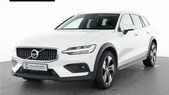 Weiß Gebraucht 2022 Volvo V60 CC Pro Kombi | 30.990 € (Guter Preis)