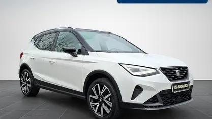 Gebraucht Seat Arona FR 110 PS (80 kW) 2022 Weiß / midnight schwarz metallic SUV