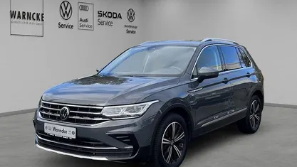 Grau Gebraucht 2022 VW Tiguan Elegance SUV | 28.470 € (Fairer Preis)