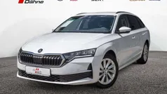 Weiss / moonweiß perleffekt (metallic) Gebraucht 2024 Skoda Octavia Selection Kombi | 30.880 € (Fairer Preis)