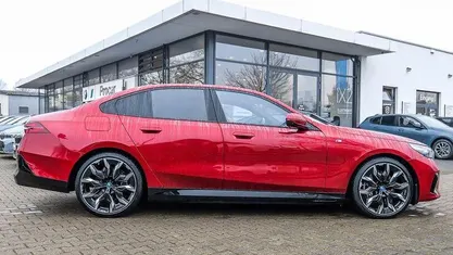 Gebraucht BMW 550e Comfort Edition 489 PS (359 kW) 2025 Limousine